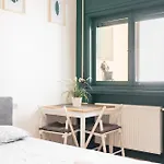Downtown Greenery - Cozy Comfy Central Apartamento