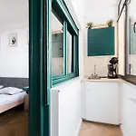 Апартаменти Downtown Greenery - Cozy Comfy Central