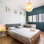 Апартаменти Downtown Greenery - Cozy Comfy Central Бухарест